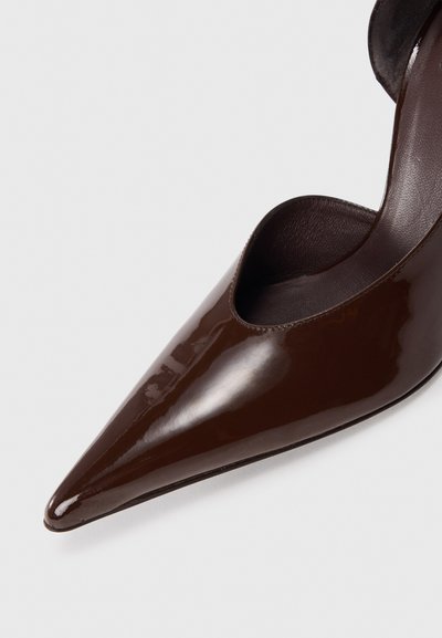 Smeđa cipela na visoku petu od lakirane kože s špicastim vrhom i otvorenim dizajnom pete, s glatkom, sjajnom teksturom.