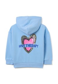 Hellblaue Kapuzenjacke mit einem Paillettenherzdesign in Pink und Silber, darunter der Text "LOVE THERAPY". Weicher Stoff und Kapuzenstil.
