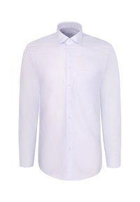 Chemise blanche à manches longues avec col pointu, boutons devant et une seule poche poitrine, présentée sur un fond uni.