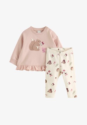 Kleinkind-Outfit mit rosa langärmligem Oberteil mit Eichhörnchen und Maus, kombiniert mit cremefarbenen Leggings mit Mustern von Eichhörnchen, Igeln, Pilzen und Blättern.