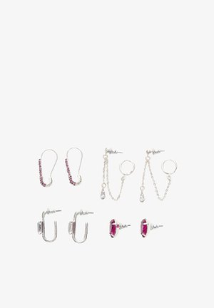 Set aus sechs Ohrringen: Silbermetall, umfasst zwei Paar Ohrstecker mit rosa Edelsteinen, zwei Ketten-Ohrringe und zwei Creolen.