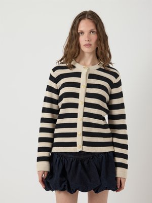 Gestreepte cardigan in crème en zwart geribd katoen, met een ronde halslijn, lange mouwen en gouden knoopsluiting.