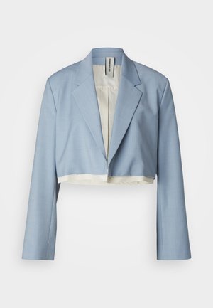 Kuttet blazer i lyseblått stoff, med en skarp krage, lange ermer og åpne frontdesign. Glatt tekstur med rene linjer.