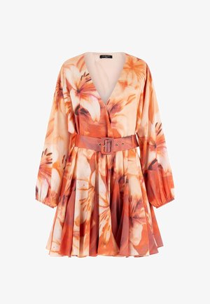 Sukienka w kwiaty z długim rękawem w odcieniach pomarańczu, bieli i różu, plisowana spódnica, dekolt w szpic oraz szeroki pas z klamrą w tym samym kolorze.