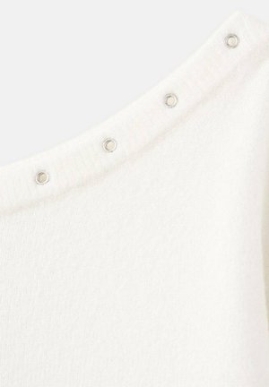 Biała tkanina z prążkowanym brzegiem, zdobiona rzędem małych okrągłych srebrnych przelotek na górnym szwie.