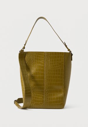 Geantă tip sacoșă de culoare verde măsliniu, cu textură embosată de crocodil și o singură curea de umăr, având o siluetă elegantă și o textură netedă.