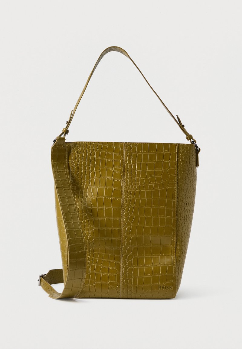 Bøtteveske i olivengrønt med krokodillepreg, med en enkelt skulderstropp, som har en slank silhuett og jevn tekstur.