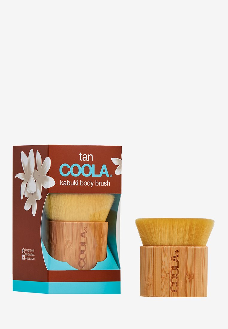 Szczotka do ciała Kabuki z miękkim żółtym włosiem i bambusowym uchwytem, zapakowana w pudełko z grafiką białych kwiatów i brązowymi akcentami.