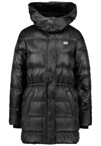 Chaqueta de plumas negra con capucha, que presenta una cintura ceñida con cinturón, botones a presión y dos bolsillos laterales. Material suave y brillante con un patrón acolchado.