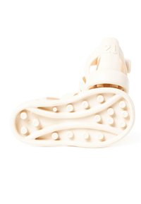 Sandal color crema con una suola testurizzata caratterizzata da puntini in rilievo, progettata con cinture flessibili, taglia indicata come 21 sul tallone.