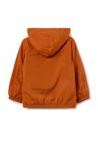 Chaqueta ligera naranja con capucha, puños y dobladillo elasticados, textura suave y material impermeable, con un diseño simple y funcional.