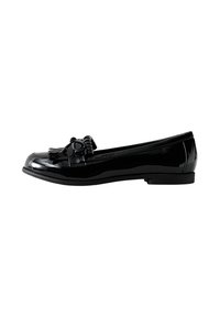 Chaussure plate en cuir verni noir avec un bout arrondi, une frange décorative et un accent circulaire sur le devant. Texture lisse et talon bas.