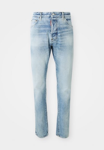 Jeans de mezclilla azul claro deslavado con cierre de botón y cremallera, bolsillos delanteros y traseros, mostrados sobre un fondo blanco liso.