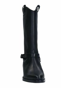 Bottine noire en cuir, hauteur genou, avec un bout pointu, une sangle de cheville en métal et une texture lisse. Présente un léger talon et une silhouette structurée.