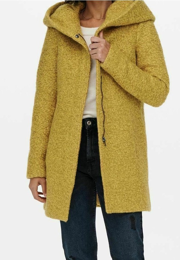 Gelber Mantel aus Wollmischung mit strukturierter Optik, Kapuze und Frontreißverschluss. Verfügt über lange Ärmel und Seitentaschen. Wird über einem cremefarbenen Oberteil getragen.