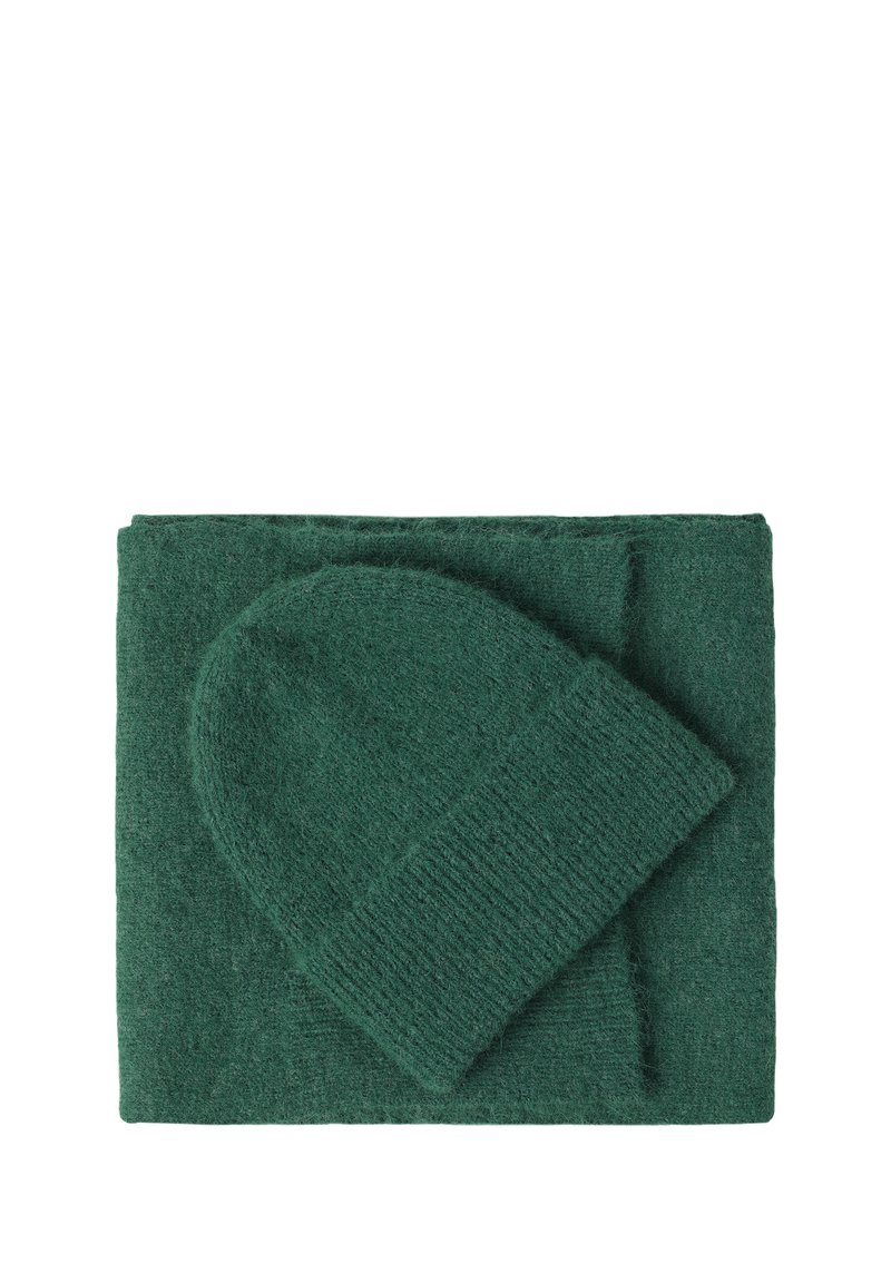 Grüne gestrickte Schal und passende Mütze, aus weichem, strukturiertem Material. Der Schal ist rechteckig, während die Mütze eine runde Krone hat.
