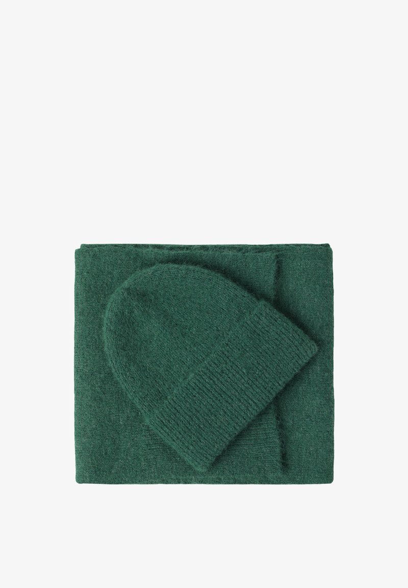 Bufanda de punto verde y gorro a juego, hechos de un material suave y texturizado. La bufanda es rectangular, mientras que el gorro tiene una corona redondeada.