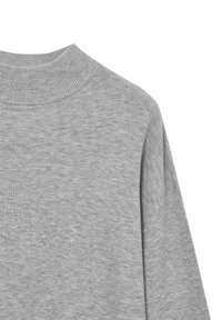 Grauer Pullover mit geripptem Rundhalsausschnitt, weichem Material, lockerem Schnitt und leicht überschnittenen Schultern, aus einem Baumwollgemisch gefertigt.