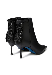 Stivali neri alla caviglia con punta affusolata, realizzati in pelle liscia. Presentano un dettaglio con lacci sul retro e un tacco a spillo con accenti blu.