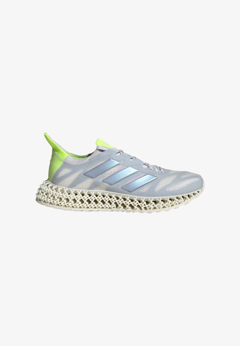 Scarpa sportiva grigio chiaro con tomaia in mesh, dettagli blu e suola bianca in 3D stampata con texture. Presenta una linguetta sul tallone verde lime per supporto.