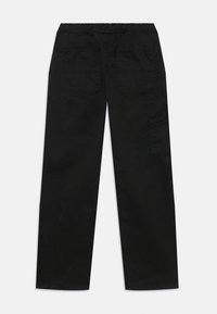 Pantalones cargo negros con cintura elástica, parte delantera plana y bolsillos traseros. Cuenta con un bolsillo cargo lateral; fabricados con un tejido duradero.