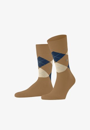 Een paar bruin gekleurde sokken tot halverwege de kuit met een blauw en beige argyle ruitpatroon en lichtblauwe gestikte accenten op een eenvoudige witte achtergrond.