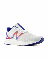 Zapatilla deportiva blanca con parte superior de malla, acentos azules y una franja roja y azul a lo largo de la suela. Presenta un destacado logo con la letra "N".