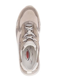 Beige sneaker met suède en mesh materialen, ronde neus, witte veters en een gewatteerde kraag. Inclusief een gelabelde inlegzool met een bootontwerp.