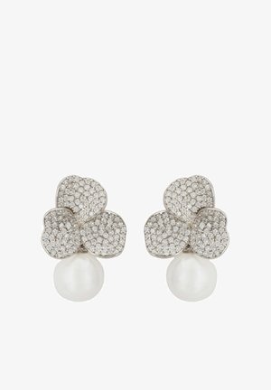 Silberne blütenförmige Ohrringe, geschmückt mit funkelnden klaren Steinen und einer einzelnen weißen Perle am Ende jeder Blüte.