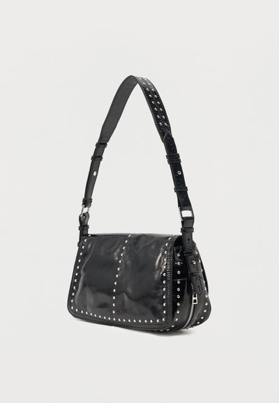 Μαύρη δερμάτινη τσάντα ώμου με ασημένια τρουκς που περιγράφουν τις άκρες και τις κάθετες ρίγες, ρυθμιζόμενο λουράκι με αγκράφες και πλαϊνό φερμουάρ.