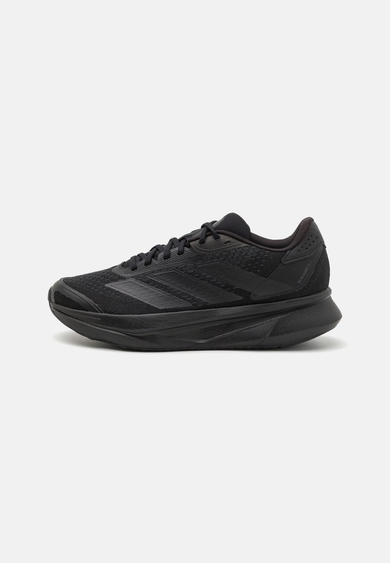 Scarpa da corsa nera con tomaia in rete traspirante, punta rotonda, design elegante, dettagli testurizzati e suola ammortizzata per il comfort.