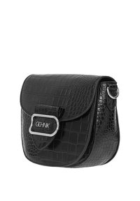 Czarna torebka z faux skóry o fakturze krokodyla. Posiada zapięcie na klapkę, srebrne akcesoria oraz charakterystyczną prostokątną klamrę.