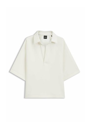 Polo blanc à manches courtes avec col et une petite étiquette noire "BOSS" à l'intérieur de l'encolure.