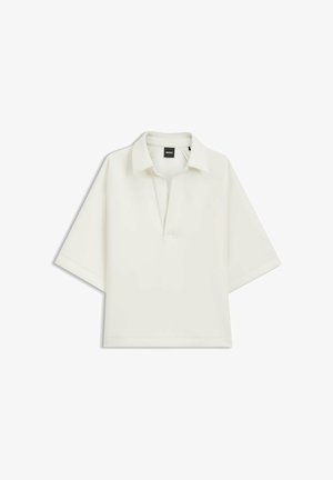 Polo blanc à manches courtes avec col et une petite étiquette noire "BOSS" à l'intérieur de l'encolure.
