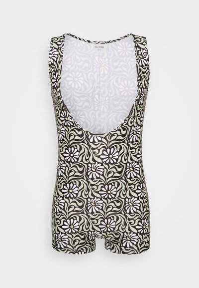 Črno in zeleno kopalke s cvetličnim vzorcem in globokim ovratnikom ter hrbtom, ki vsebuje bele rože, ter prilegajočim dizajnom s kratkimi hlačami.