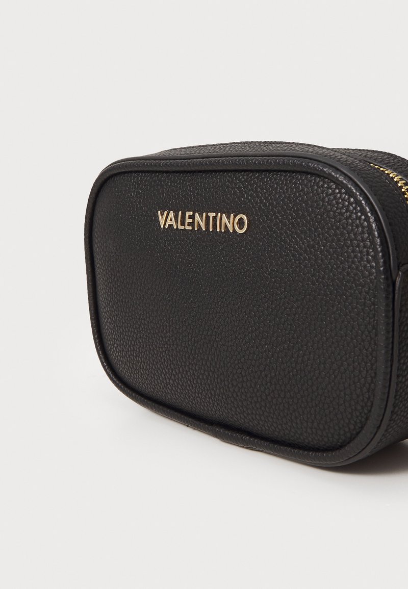 Pochette in pelle nera con texture, di forma rettangolare. Logo dorato "VALENTINO" sul fronte e zip nella parte superiore.