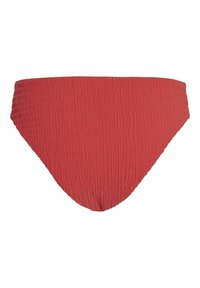 Bikini inferior rojo texturizado con un patrón de tela arrugada, que presenta una cintura de altura media y un corte clásico para mayor cobertura.