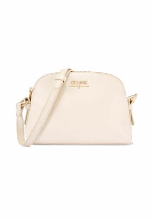 Mała kremowa skórzana torebka na ramię z regulowanym paskiem i złotym emblemą logo na przodzie.
