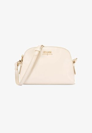 Mała kremowa skórzana torebka na ramię z regulowanym paskiem i złotym emblemą logo na przodzie.