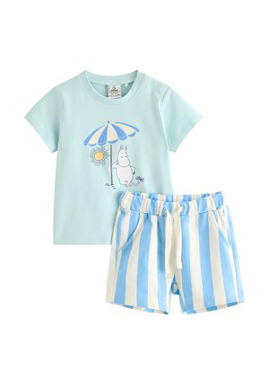 Lyseblå sæt til småbørn med kortærmet skjorte, der har en figur under en strandparasol, og matchende blå- og hvidstribede shorts.