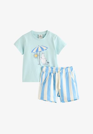 Lyseblå sæt til småbørn med kortærmet skjorte, der har en figur under en strandparasol, og matchende blå- og hvidstribede shorts.