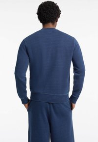Marineblauwe sweatshirt van een katoenmix, met een geribbelde halslijn en manchetten, een fijne textuur en een eenvoudig ontwerp.