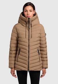 Beige Pufferjacke mit hohem Kragen, Reißverschluss und zwei Reißverschlusstaschen. Verfügt über ein horizontales Steppmuster und schwarze Akzente. Strukturierten Stoff.