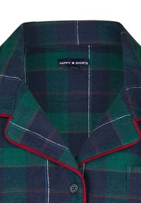 Chemise de pyjama à carreaux en verts, bleu marine et accents rouges, avec col cranté, fermeture à boutons et détails de couture contrastants.