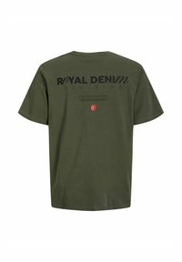 Alyvuogių žalios medvilnės marškinėliai su juodu grafiniu spaudiniu, kuriame yra užrašas "ROYAL DENIM DIVISION", o nugaroje - mažas raudonas apskritimas.