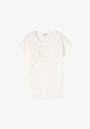 T-shirt bianca a maniche corte con scollo rotondo e applicazione floreale testurizzata sul lato sinistro del petto.
