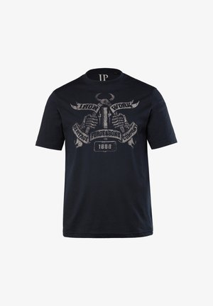 Schwarzes Baumwoll-T-Shirt mit einem grafischen Design aus gekreuzten Händen und Werkzeugen, dekorativem Vintage-Text und Logo am Halsausschnitt.