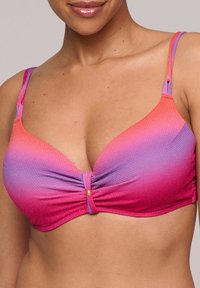 Bikiniöverdel i rosa till lila gradient med strukturerad yta, justerbara axelband och en knutdetalj fram, med en guldfärgad accent i mitten.