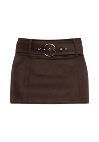 Brązowa mini spódniczka z szerokim paskiem, ozdobiona okrągłą srebrną sprzączką i zatrzaskami. Gładka faktura z bocznymi szwami.