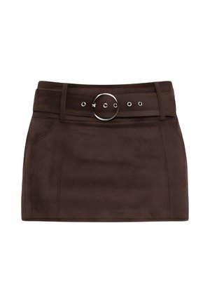 Brauner Minirock mit breitem Bund, ausgestattet mit einer runden silbernen Schnalle und Druckknopfverschlüssen. Glatte Textur mit seitlichen Nahtdetails.